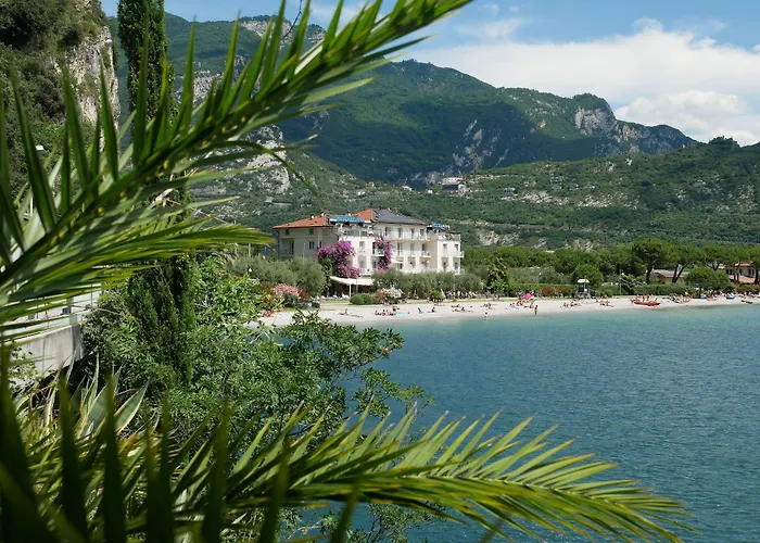Hotel Baia Azzurra - Lake Front Torbole Sul Garda