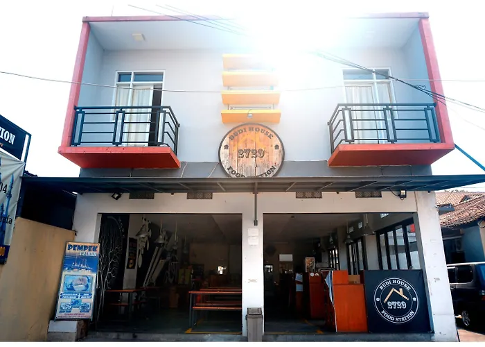 Budi House & Food Station Bandung