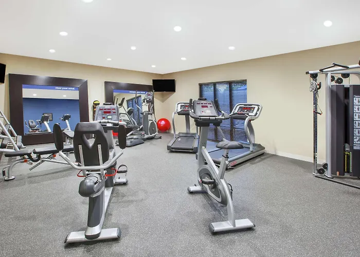 Hampton Inn & Suites Oakwood Village-Cleveland