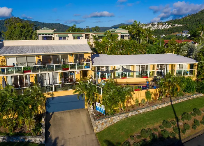 Sunlit Waters Studio Apartments Airlie Beach