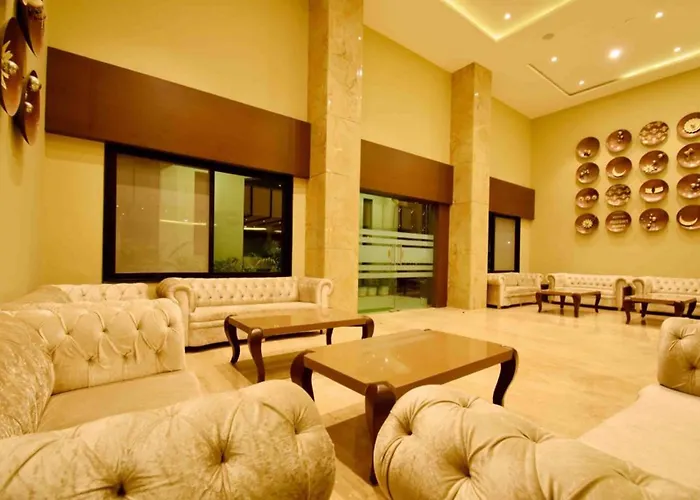 Capital O 19528 Hotel Park Palace Ujjain