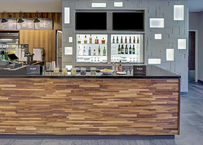 Courtyard By Marriott Appleton Riverfront