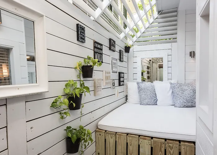 Alexander's Guesthouse-Adult Exclusive, LGBTQ Friendly Key West