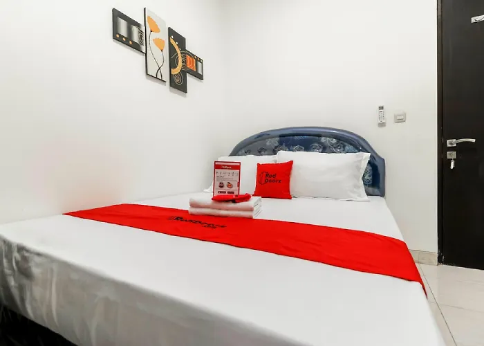 Reddoorz Plus Near Trisakti University Jakarta