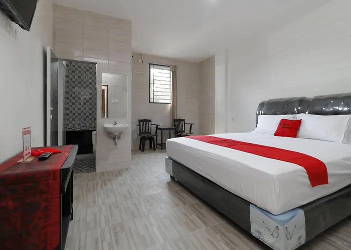 RedDoorz Plus near RS Royal Prima Medan