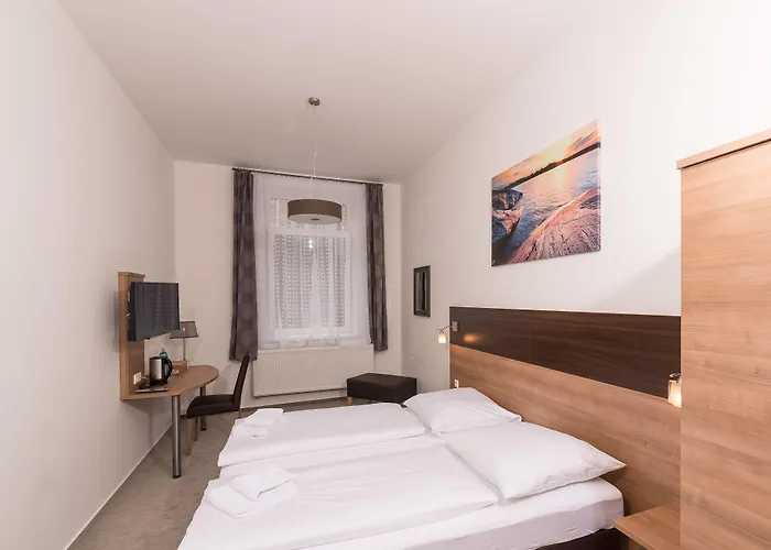 Boutique-Hotel Kronenstuben - Unschlagbare Zentrumsnaehe Direkt Am Marstall & Marktplatz - Schloss In 3 Min - Fruehstueck - Langzeitmiete Ludwigsburg