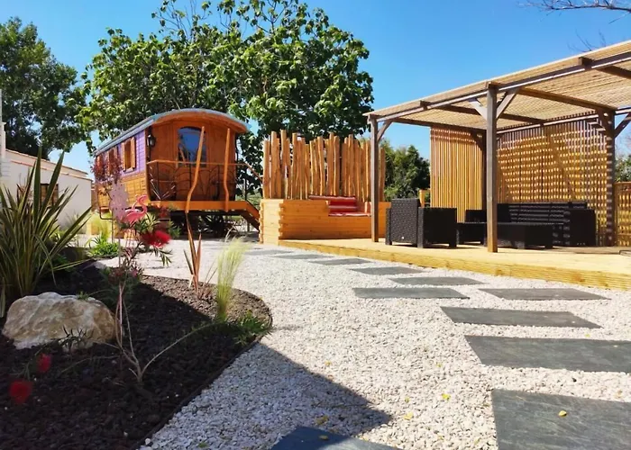 Aparthotel Logis Le Nid du Pont de Gau à Les Les Saintes-Maries-de-la-Mer