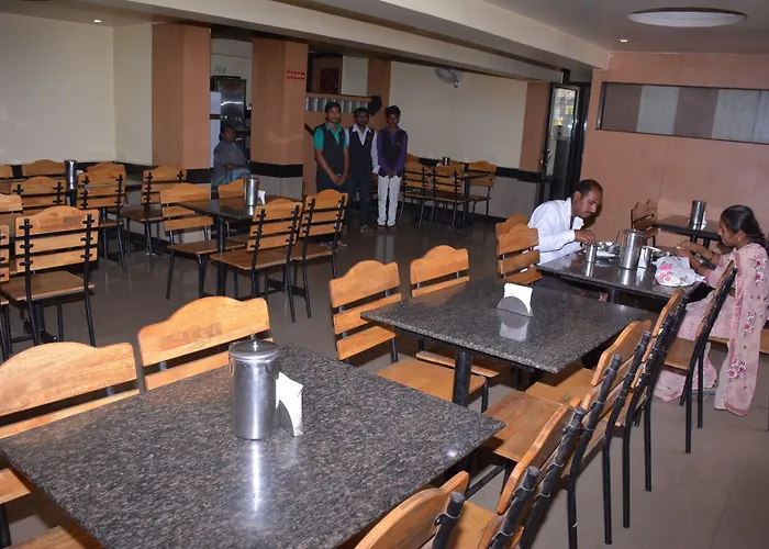 Oyo 30537 Hotel Megharaj Bijapur 