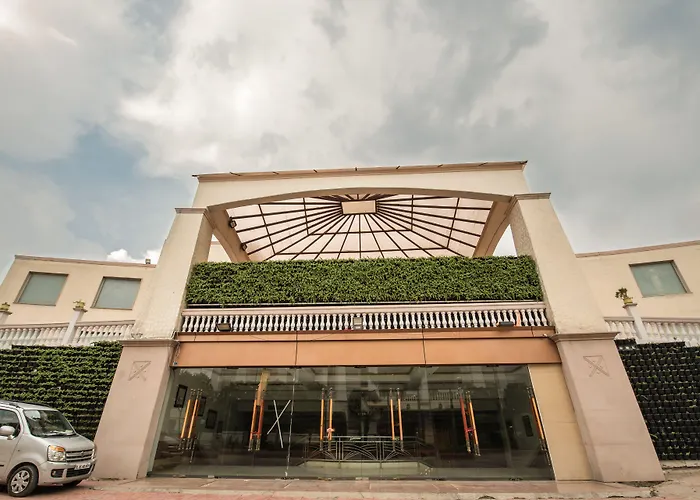 Hotel Celebration Gardens Yeni Delhi