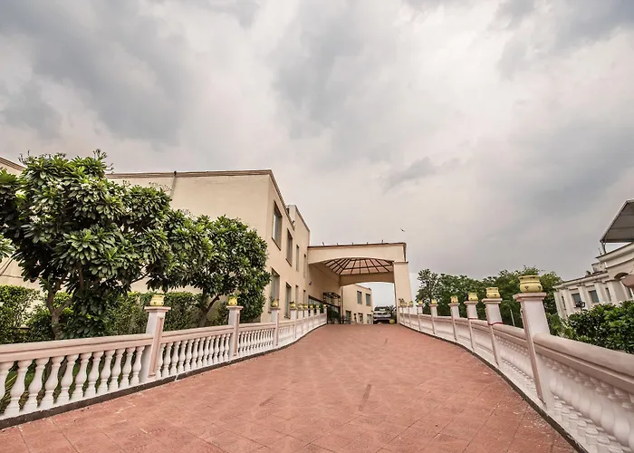 Hotel Celebration Gardens Yeni Delhi