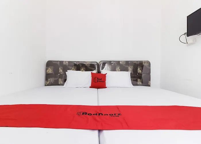 RedDoorz near Sam Ratulangi Airport Manado Hotel