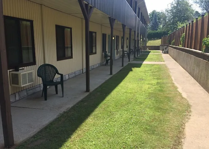 Shemron Suites Hotel Deep River