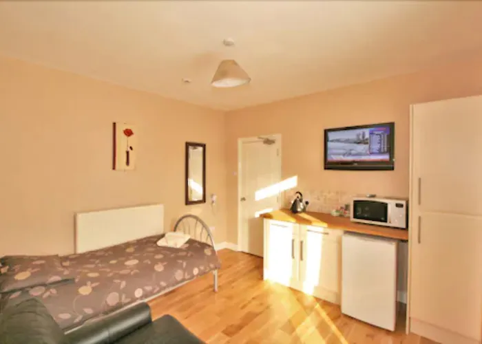 Central Studios Gloucester Road By Roomsbooked - Free Parking Cheltenham