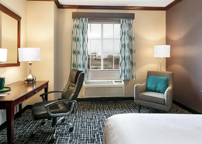 La Quinta By Wyndham Lindale Hotel