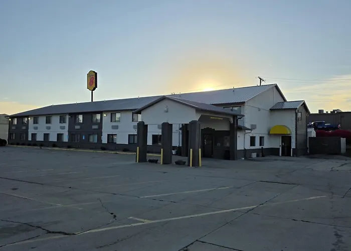 Super 8 By Wyndham Newton Hotel