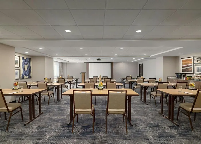 Courtyard By Marriott Portland Downtown/Waterfront Hotel