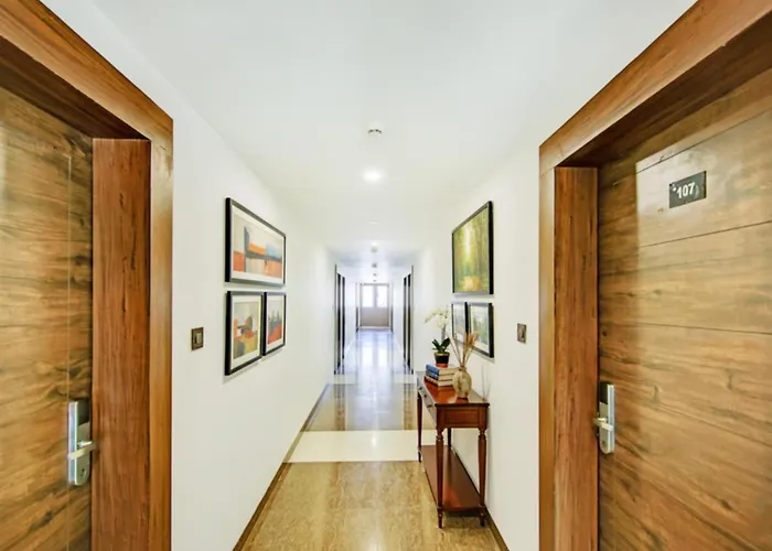 Via Hemkunt Mansion Hotel Noida