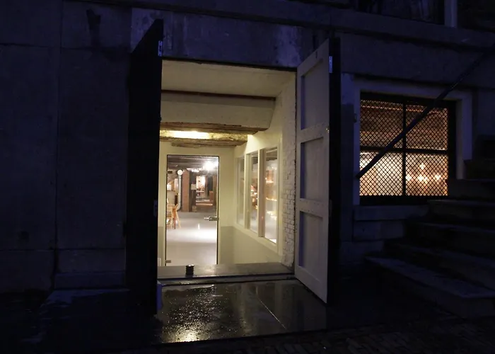 Top-Notch Apartment Along Canal In Historic Centre Amsterdam