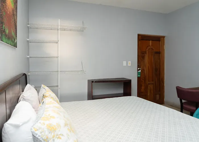 Hotel La Cueva Limon