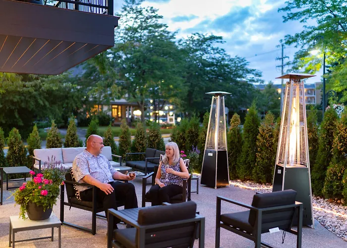 The Earl In Charlevoix Hotel