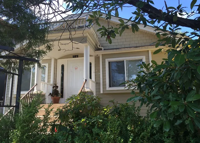 Cozy Bedrooms Guest House Vancouver