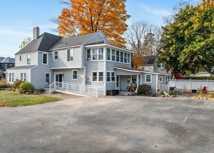 Charlevoix House - The Northside Bed & Breakfast