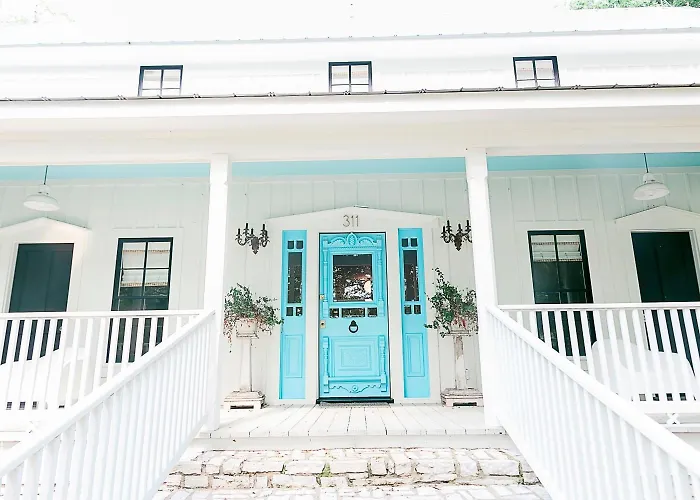 The Frenchie Hotel Round Top