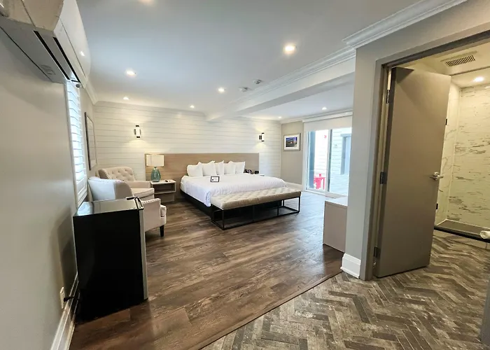 Colonial Hotel & Suites Grand Bend