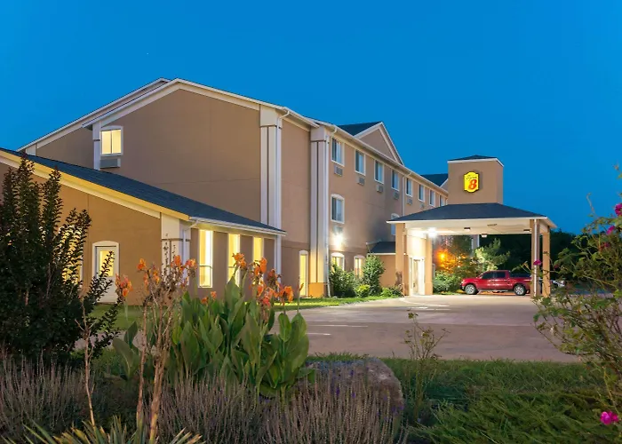 Super 8 By Wyndham Perry Hotel