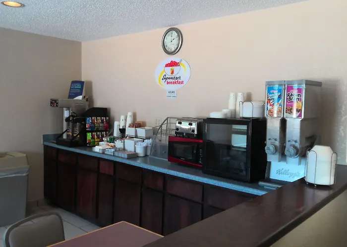 Super 8 By Wyndham Perry Hotel