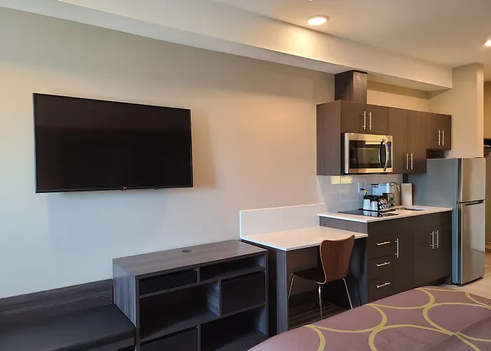 Super 8 By Wyndham Thompson Hotel