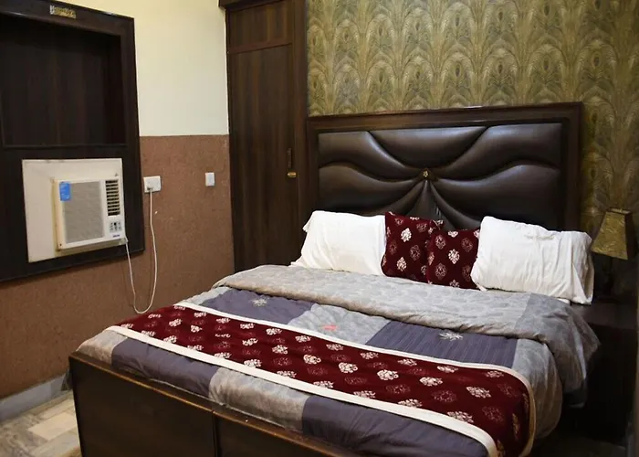 Lucky Restaurant & Guest House Near Taj Mahal Agra 