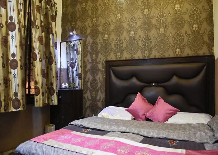 Lucky Restaurant & Guest House Near Taj Mahal Agra 