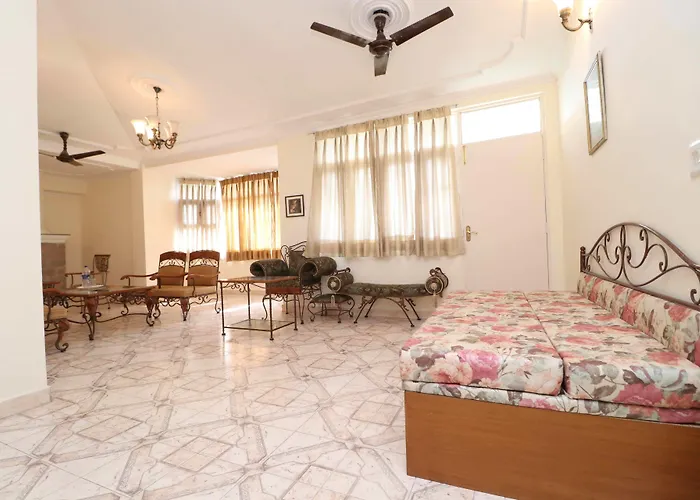 Sun Pine Villa: Forest Retreat with Open-Air Amenities Kasauli