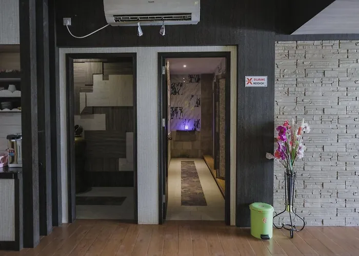 Reddoorz Plus Near Gold Coast Ferry Terminal Batam