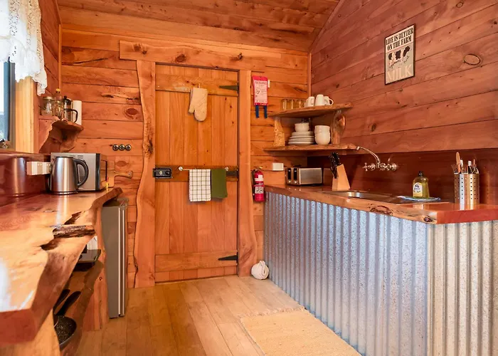 Rustic Hut Bush Retreat Bed & Breakfast Penguin