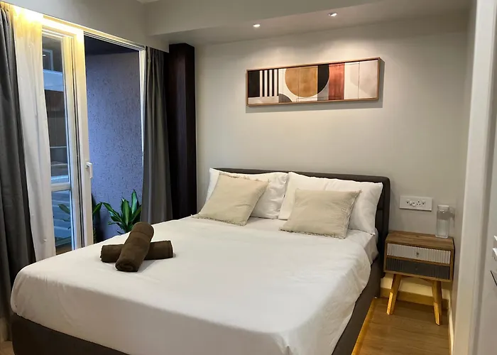 Urban Nest - Neon Homeotel -1 Km From Airport Mundhwa