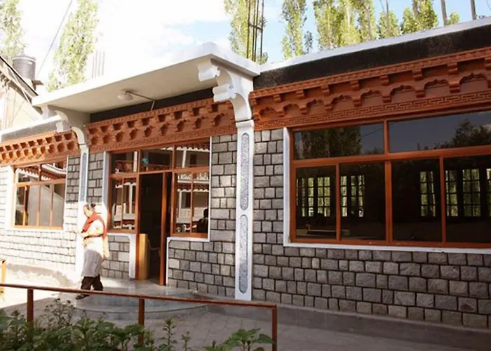 Hotel Abu Palace Leh