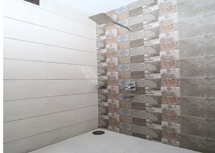 Oyo 29637 Hotel Kakkar Ludhiana