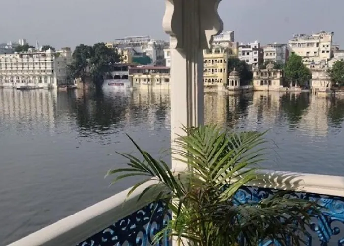 Jheel Hotel And Restaurent Udaipur