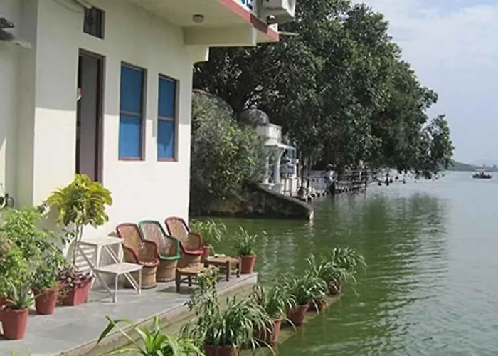 Jheel Hotel And Restaurent Udaipur