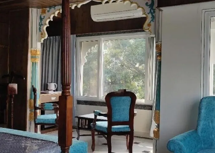 Jheel Hotel And Restaurent Udaipur