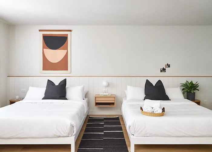 Somewhere Inn Calabogie Boutique Hotel