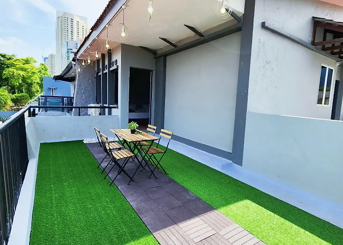 Gurney Coast Guest House By Sky Hive George Town