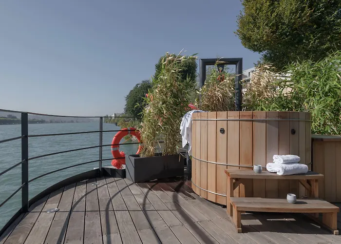 La Peniche - Bed And Bicycle - Vienne Hotel