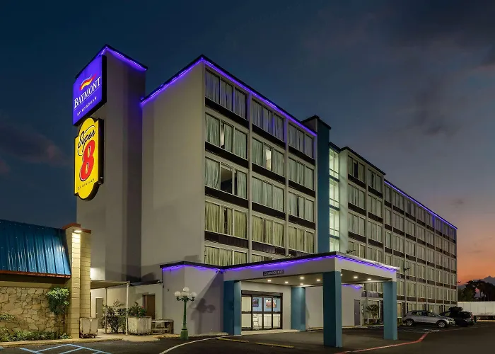 Baymont By Wyndham Laredo Hotel
