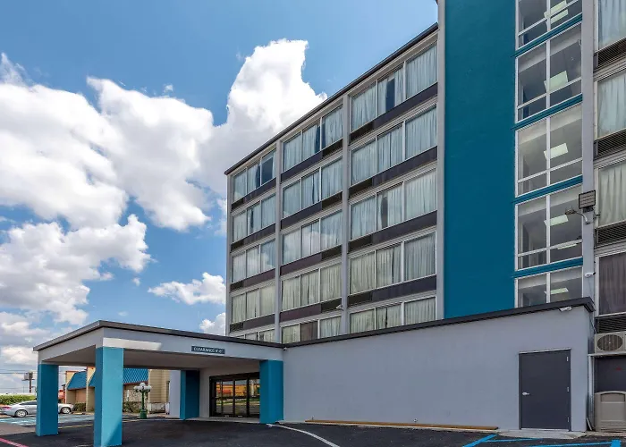 Baymont By Wyndham Laredo Hotel