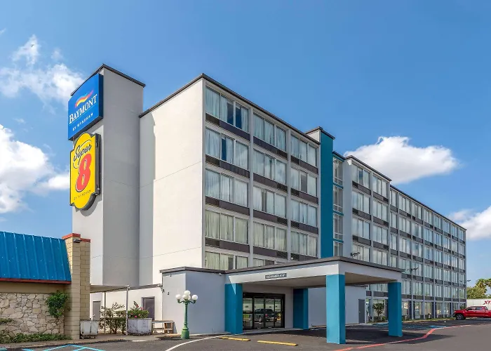 Baymont By Wyndham Laredo Hotel