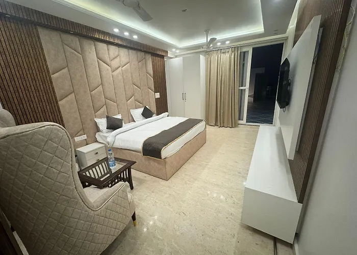 Hotel The Royal Oakes New Delhi
