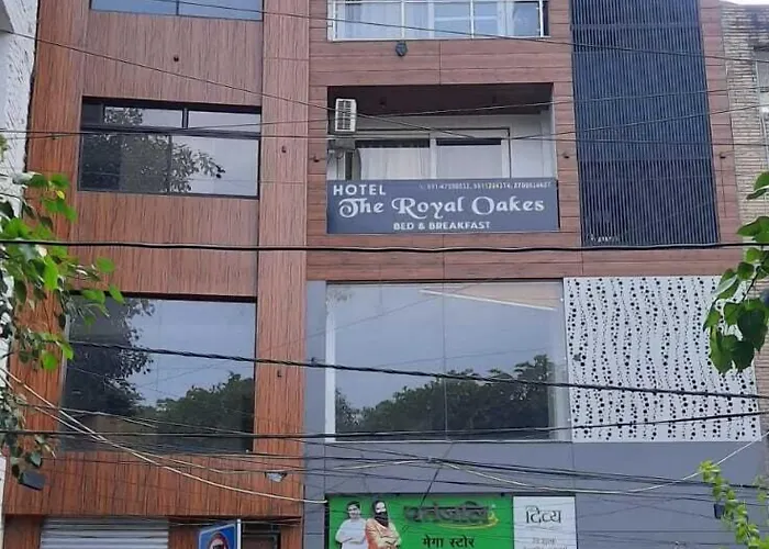 Hotel The Royal Oakes New Delhi